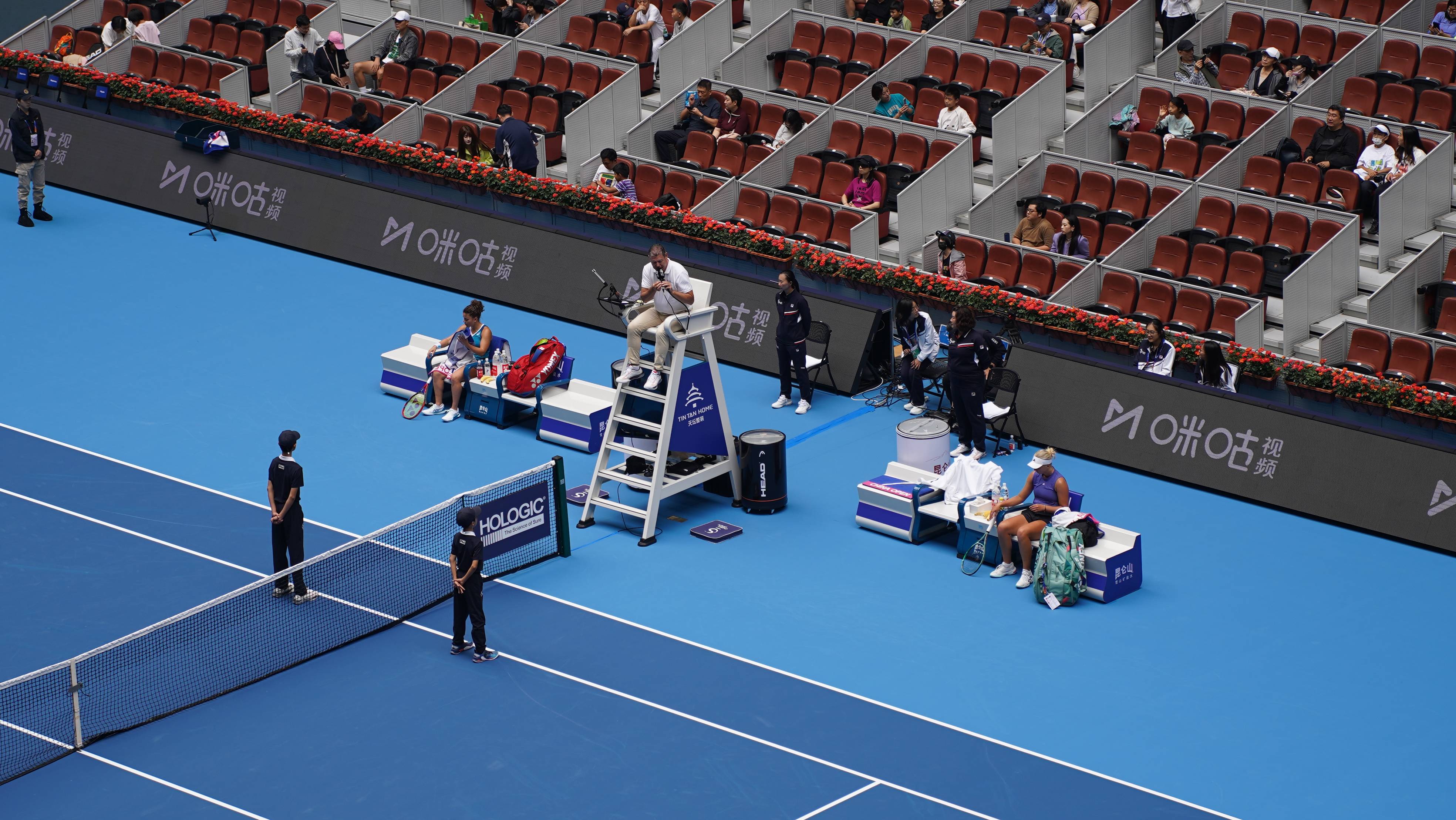 网球场上的风云变幻，选手们拼尽全力(网球场地介绍和比赛规则及知名赛事介绍)