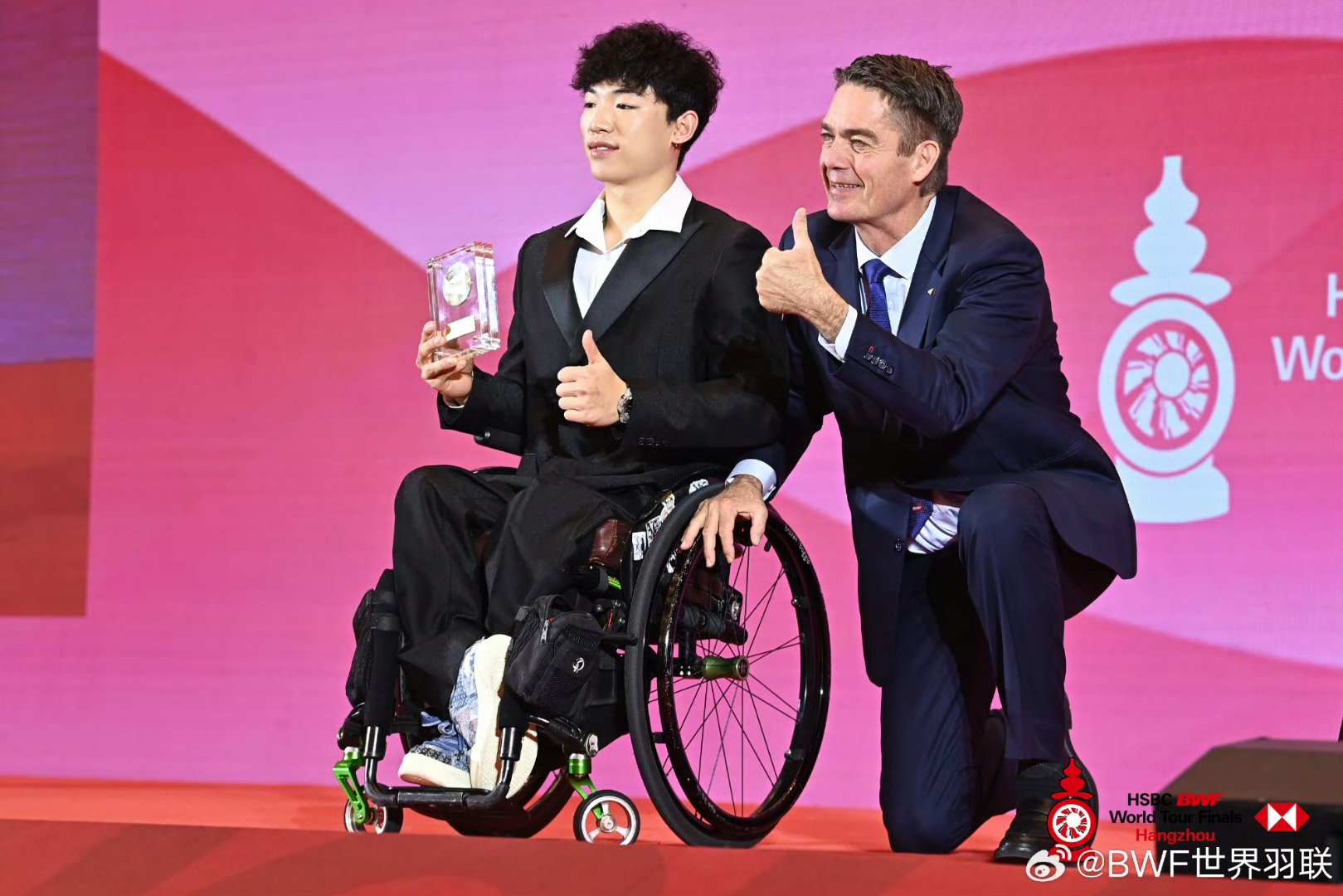 不可思议！运动员弯道超车勇夺桂冠(弯道是很多运动员取得胜利的一个关键点)