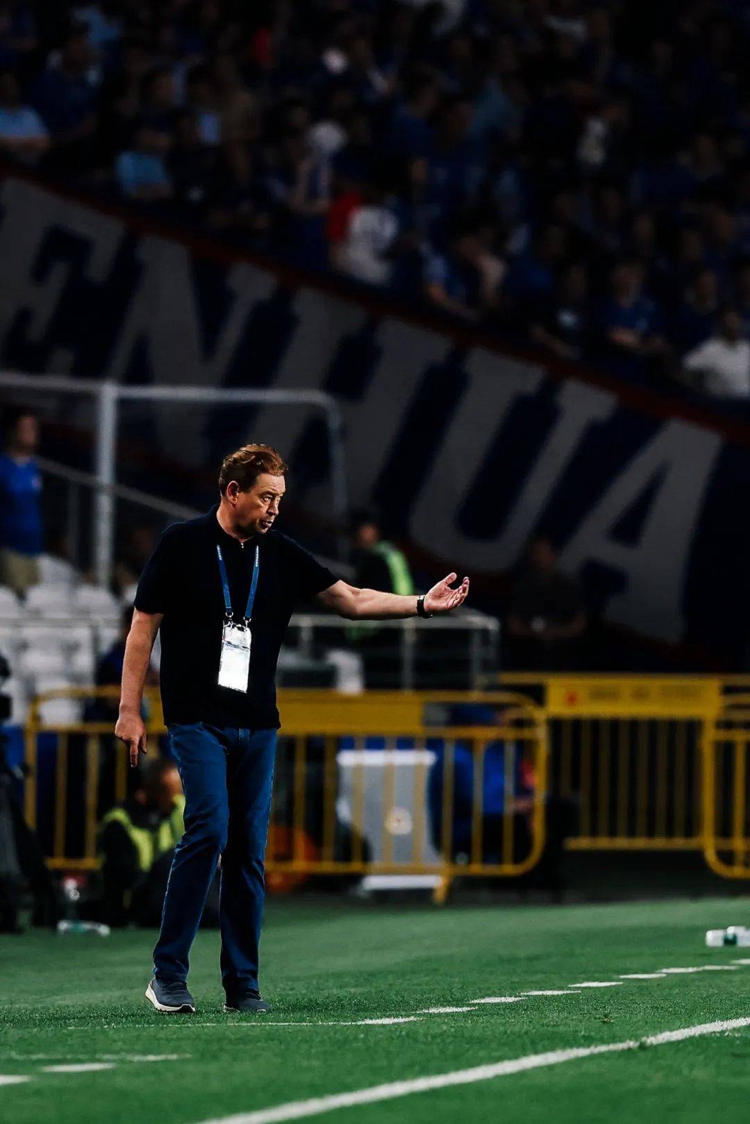 杏彩体育网页版-转播中球员晒伤，场上紧急换人！