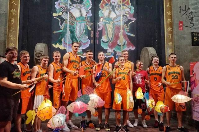 包含俄罗斯篮球锋卫受伤住院，大名单调整的词条