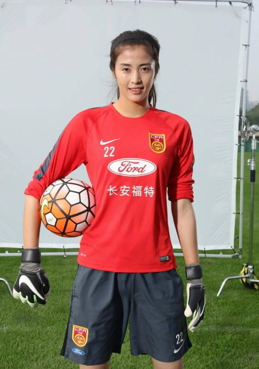 杏彩体育直播-中国女足备战比赛，英姿飒爽