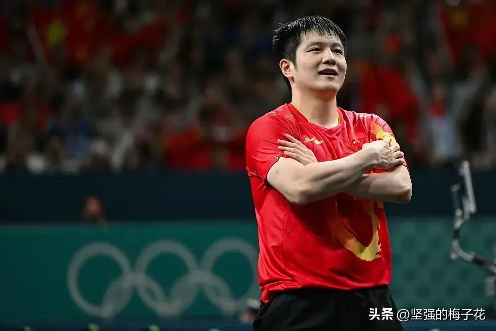 比赛中球队奋力拼搏，取得辉煌胜利