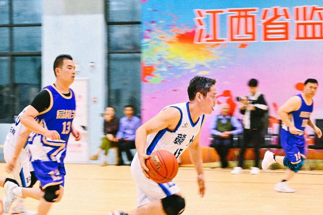 历史时刻:球员激情奔跑,赛场战火 历史时刻:球员激情奔跑,赛场战火