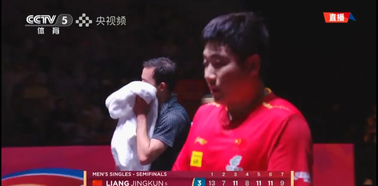 杏彩体育官网-赛场上的紧张气氛，比赛中双方的紧张对决