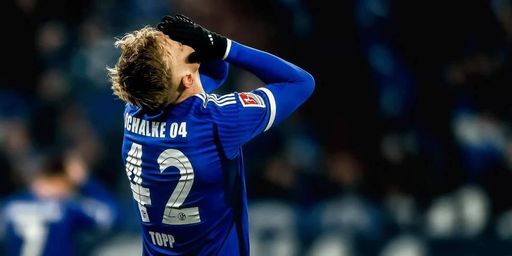 包含沙尔克险胜对手，保持在德甲中游位置的词条