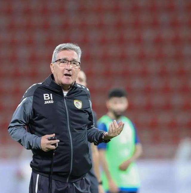 教练战术精准,率队夺得胜利 教练战术精准,率队夺得胜利