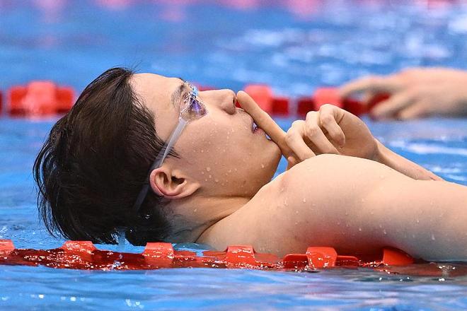 关于心有必胜信念，游泳选手再登巅峰的信息