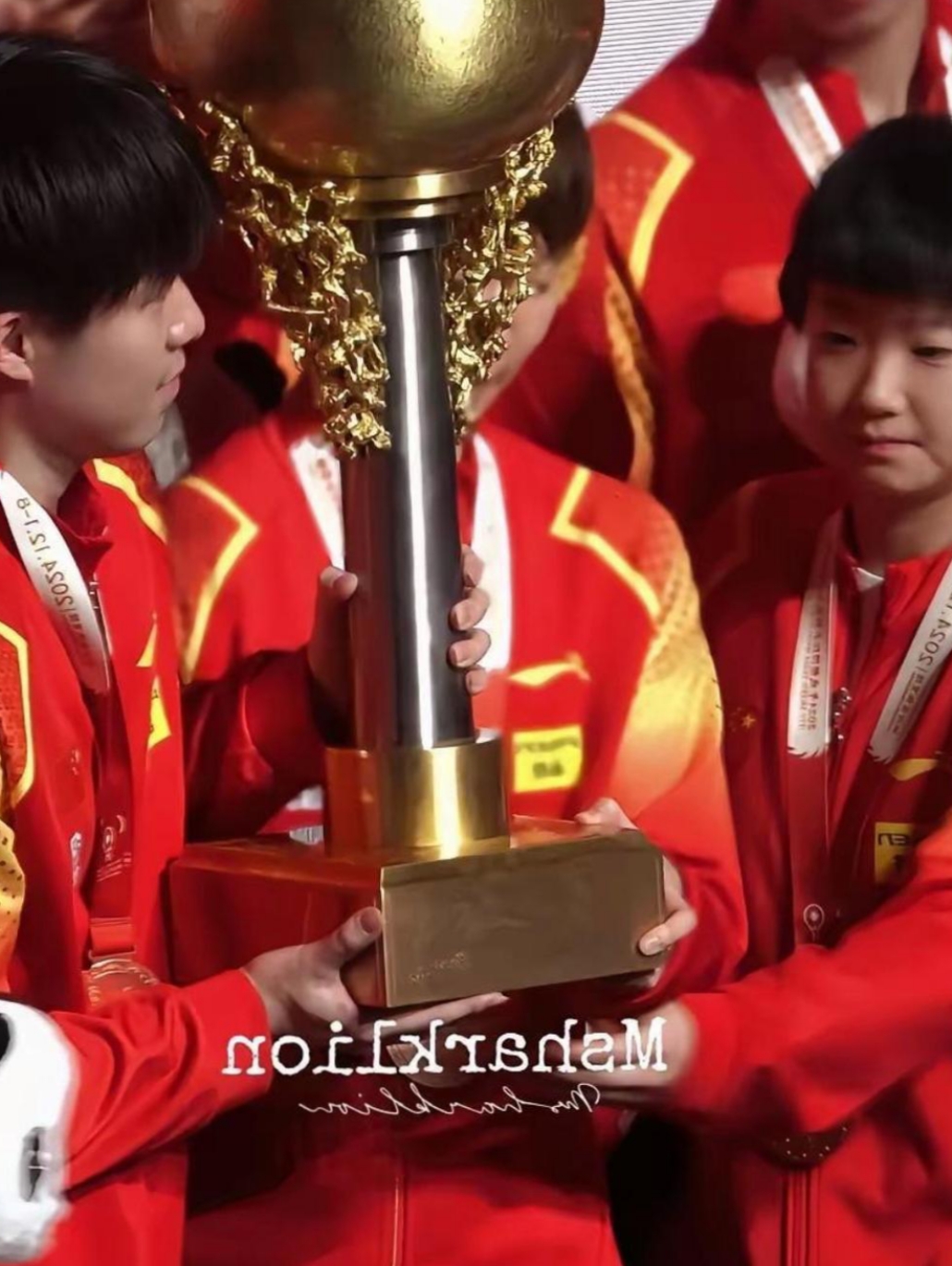 精彩比赛中，金牌得主射入制胜球