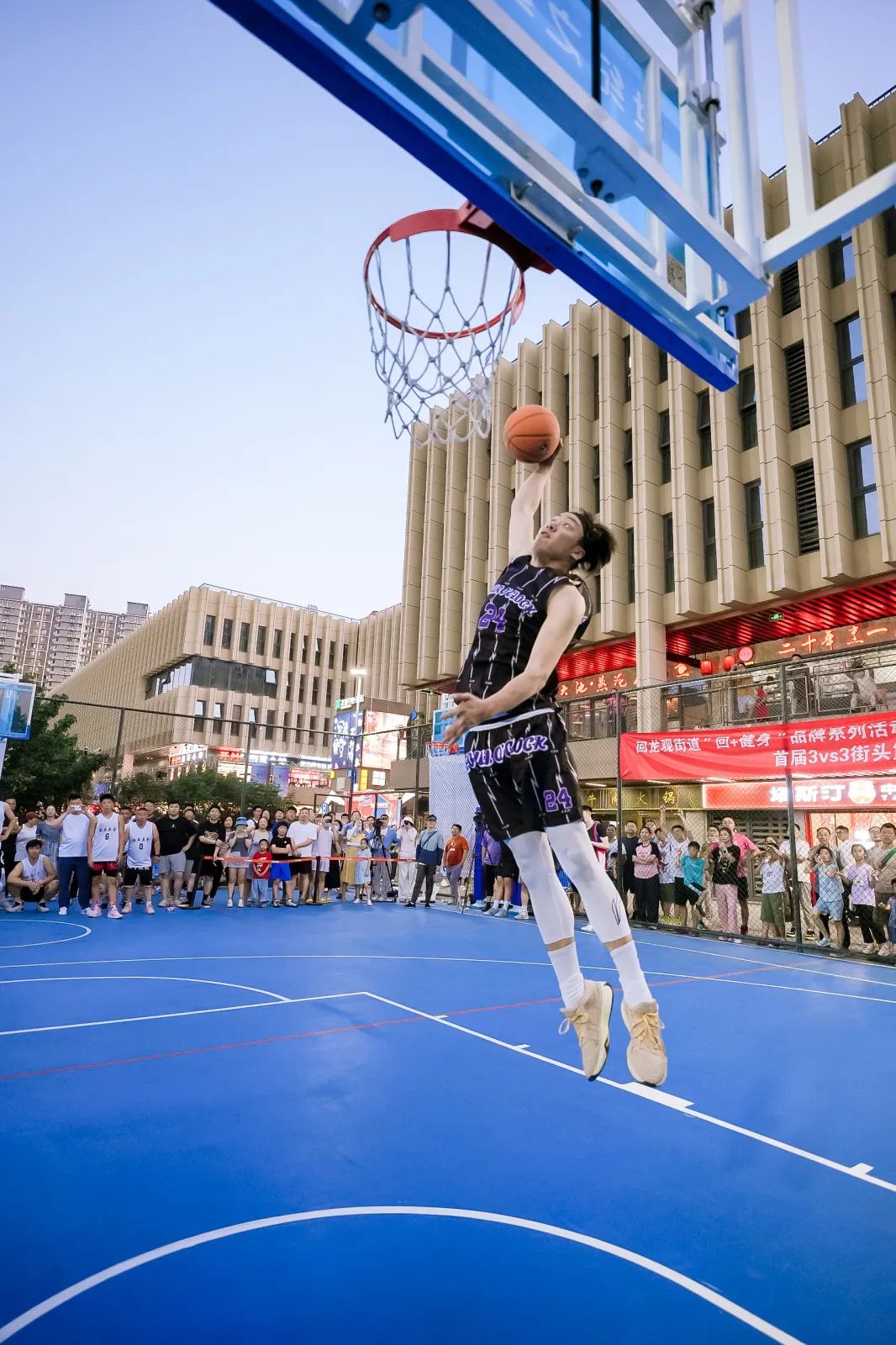 杏彩体育网页版-职业篮球巡回赛火热进行，球迷热情高涨的简单介绍