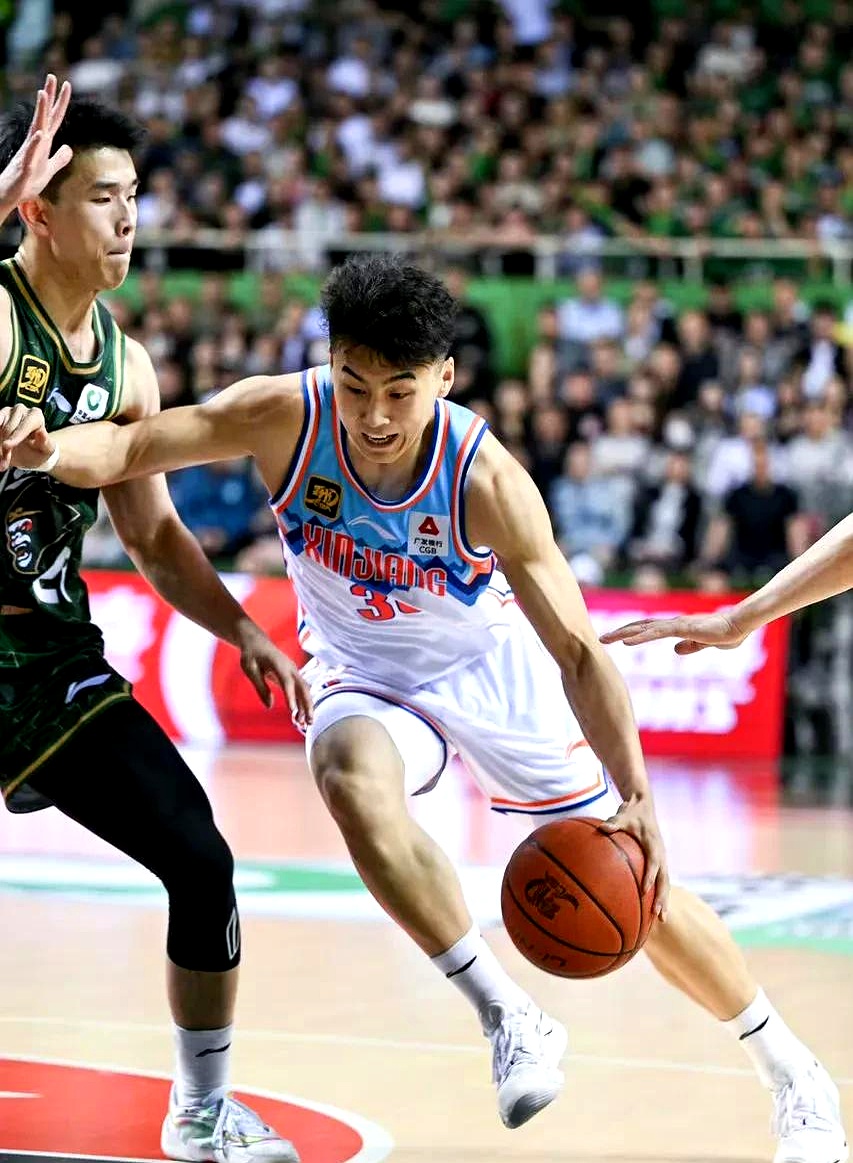 辽宁男篮在比赛中斗志昂扬,取得胜利 辽宁男篮在比赛中斗志昂扬,取得胜利